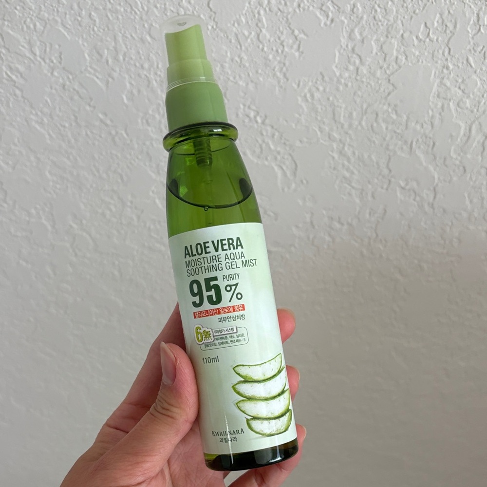 NWT Aloe Vera Moisture Aqua Soothing Gel Mist - Green 110ml